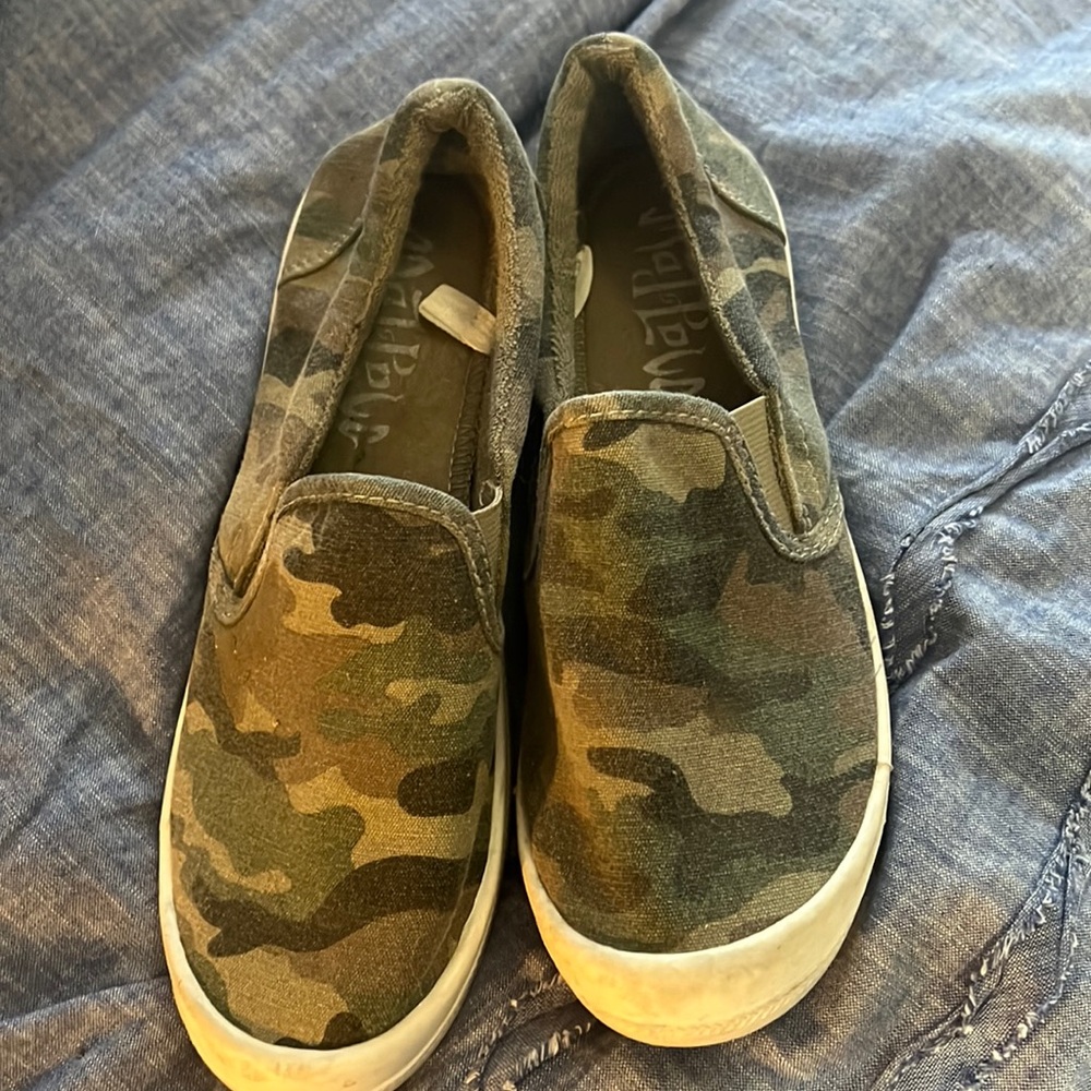 size 7 womens came slip ons . no rips or stains. in good condition .